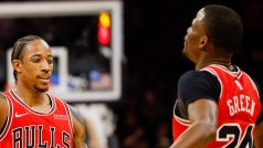 DeMar DeRozan (vlevo) a Javonte Green kvůli covidu chybí Chicagu Bulls