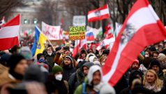 Přes 40 tisíc lidí v sobotu pochodovalo Vídní na protest proti koronavirovým opatřením rakouské vlády, která počítají mimo jiné s očkovací povinností od února příštího roku.