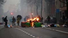 Protestující na policisty házeli předměty a na místě odpalovali pyrotechniku, na což policie reagovala nasazením vodních děl a slzného plynu