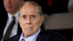 Bob Dole, rodák z Kansasu, který prošel boji druhé světové války, sloužil v letech 1969 až 1996 v americkém Senátu a pár let byl i vůdcem republikánské většiny v této komoře