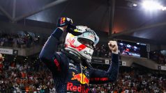 Max Verstappen slaví vítězství v Abú Zabí