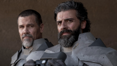 Josh Brolin a Oscar Isaac jako Gurney Halleck a vévoda Leto Atreides ve snímku Duna