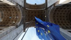 Vlajku Evropské unie sejmuli z Vítězného oblouku v Paříži v neděli