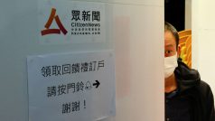 Zaměstnanec hongkongského nezávislého zpravodajského portálu Citizen News vykukuje z kanceláře