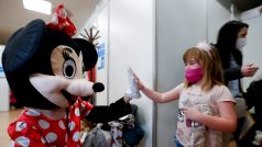 Aby se děti očkování tolik nebály, přišly je podpořit pohádkové, filmové a komiksové postavy. Třeba myš Minnie ze disneyovského světa Mickeyho Mouse