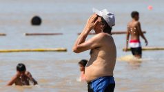 Muž se osvěžuje v řece Paraná během vlny veder v argentinském Rosariu