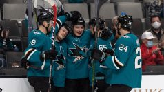 Meier, Hertl, Balcers, Karlsson a Megna se radují z gólu proti Los Angeles Kings