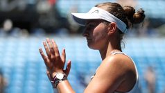 Barbora Krejčíková děkuje fanouškům po postupu do čtvrtfinále Australian Open