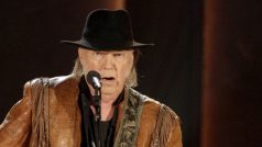 Kanadský písničkář Neil Young na snímku z roku 2015