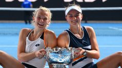 Kateřina Siniaková a Barbora Krejčíková s trofejí pro vítěze Australian Open