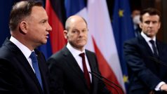 Polský prezident Andrzej Duda, německý kancléř Olaf Scholz a francouzský prezident Emmanuel Macron