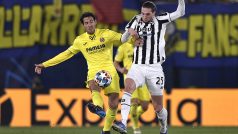 Záložníci Dani Prejo z Villarrealu a Adrien Rabiot z Juventusu v souboji o míč