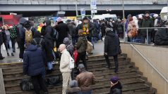 Ukrajinci čekající na autobusovém nádraží v Kyjevě poté, co ruské ozbrojené síly začaly s bombardováním Ukrajiny