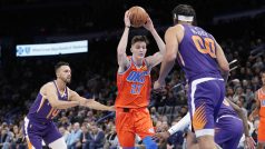 Průnik českého basketbalisty Víta Krejčího v zápase NBA proti Phoenixu