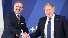 Britský premiér Boris Johnson s českým premiérem Petrem Fialou na summitu V4 a Velké Británie