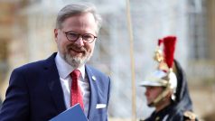 Premiér Petr Fiala přijíždí na summit do Versailles