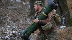 Protitankový raketový komplet Javelin v rukou ukrajinského vojáka