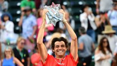 Taylor Fritz s trofejí z Indian Wells