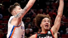 Český basketbalista Vít Krejčí (vlevo) poprvé v kariéře v NBA nastoupil v základní sestavě Oklahoma City