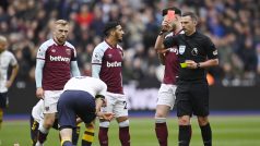 Sudí Michael Oliver udílí červenou kartu evertonskému Michaelu Keanovi.