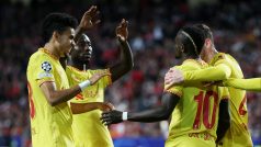 Fotbalisté Liverpoolu se radují z gólu do sítě Benficy Lisabon