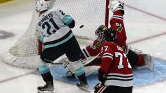 Alex Wennberg překonává brankáře Chicaga Kevina Lankinena