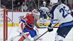 Brankář Sam Montembeault zasahuje proti útočníkovi Winnipegu Paulu Stastnymu