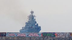 Ruský raketový křižník Moskva v listopadu 2021 na cestě do přístavu Sevastopol na poloostrově Krym, anektovaném Ruskem v roce 2014.