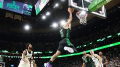 Jayson Tatum dává koš v poslední vteřině 1. zápasu play-off NBA