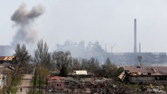 V úterý začal útok na železárny a ocelárny Azovstal v Mariupolu. Dým nad objektem byl ale k vidění už v pondělí