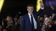 Emmanuel Macron při projevu pod Eiffelovou věží