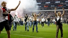 Fanoušci Eintrachtu Frankfurt po finálním hvizdu vtrhli na hřiště