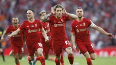 Slavící hráči Liverpoolu v čele s autorem vítězné penalty ve finále FA Cupu Konstantinosem Tsimikasem