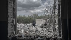 Pohled na poničenou školu v Bachmutu v Doněcké oblasti (foto z 19. května)