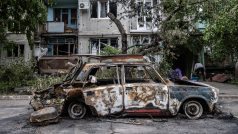 Následky války. Ohořelé auto ve městě Slavjansk, které leží v oblasti Donbasu