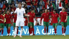 Portugalští fotbalisté slaví gól do sítě české reprezentace