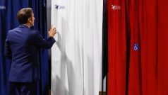 Prezident Macron přišel volit se svou manželkou Brigitte v severofrancouzském přímořském letovisku Le Touquet
