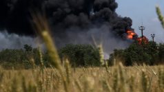 Požár po ostřelování ve vesnici Andriivka na východě Ukrajiny