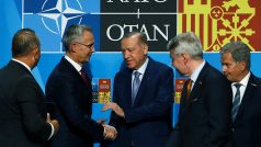 Turecký prezident Recep Tayyip Erdoğan, finský prezident Sauli Niinistö, generální tajemník NATO Jens Stoltenberg, turecký ministr zahraničí Mevlüt Çavuşoğlu a finský ministr zahraničí Pekka Haavisto na summitu NATO v Madridu