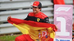 Carlos Sainz z Ferrari slaví premiérové vítězství ve formuli 1