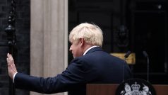 Boris Johnson před Downing Street 10