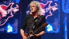 Kytarista Brian May při hře na svou vlastnoručně vyrobenou kytaru