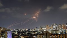 Palestinské hnutí Islámský džihád vypálilo v noci z pásma Gazy na Izrael přes 100 raket, většina z nich byla ale zachycena obranným systémem a útok si tak nevyžádal žádné oběti