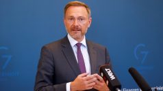 Německý ministr financí Christian Lindner odpovídá na otázky novinářů po oznámení, že země G7 zastropují ceny ropy a ropných produktů