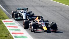George Russell a Max Verstappen během Velké ceny Itálie