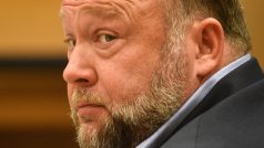 Jones je odsouzený za šíření dezinformací o střelbě ve škole Sandy Hook v roce 2012