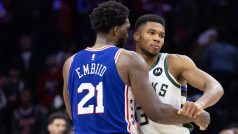 Joel Embiid z Philadelphie se zdraví s Janisem Adetokunbem