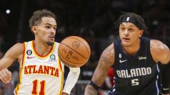 Trae Young z Atlanty (vlevo) a Paolo Bancher z Orlanda.