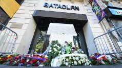 Květiny před hudební síní Bataclan v Paříži 13. listopadu 2022 k uctění památky obětí, které byly zabity při teroristickém útoku 13. listopadu 2015.