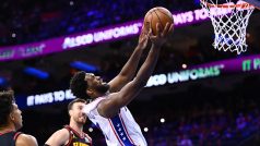 Joel Embiid smečuje do koše